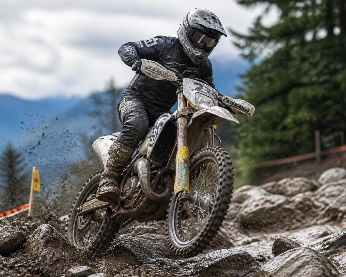 découvrez quel motocross offre le meilleur compromis entre performance et maniabilité pour dominer les terrains difficiles avec aisance.