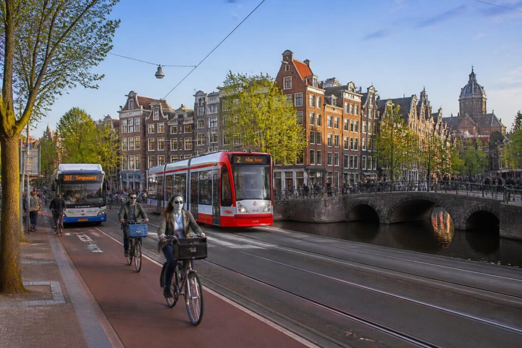 Transport Amsterdam : quelles options pour se déplacer facilement dans la capitale néerlandaise ?